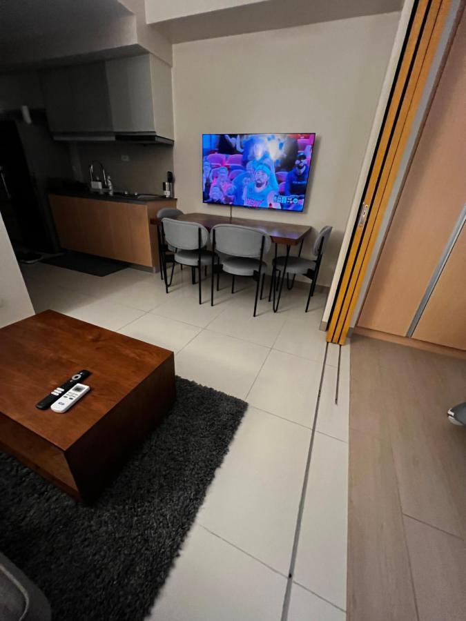 1 Bedroom Uptown Bgc Across Uptown Mall Manila Ngoại thất bức ảnh
